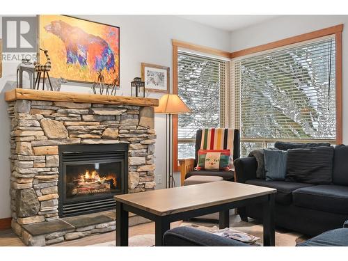 2002 Panorama Drive Unit# 32, Panorama, BC - Indoor Photo Showing Living Room With Fireplace