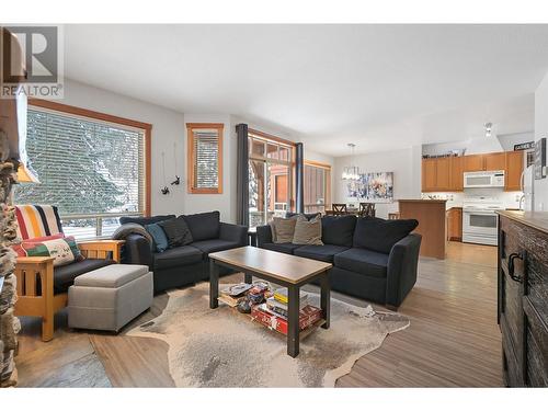 2002 Panorama Drive Unit# 32, Panorama, BC - Indoor Photo Showing Living Room