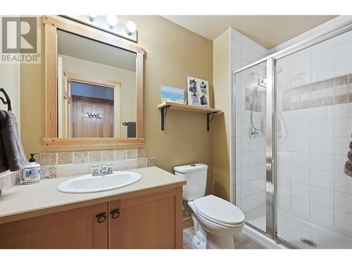 2002 Panorama Drive Unit# 32, Panorama, BC - Indoor Photo Showing Bathroom