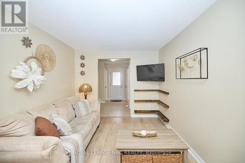 4 - 23 Dynasty Avenue, Hamilton (Stoney Creek), ON - Indoor Photo Showing Living Room