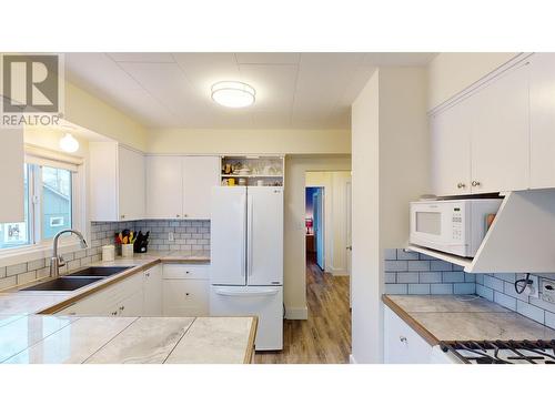 2282 Short Avenue, Quesnel, BC - Indoor Photo Showing Kitchen With Double Sink