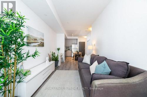 608 - 68 Merton Street, Toronto, ON - Indoor Photo Showing Living Room