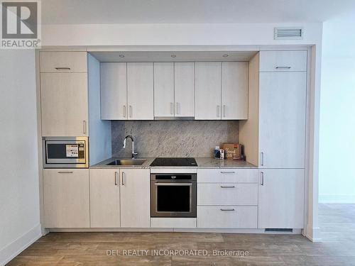 606 - 10 Inn On The Park Drive, Toronto, ON - Indoor Photo Showing Kitchen