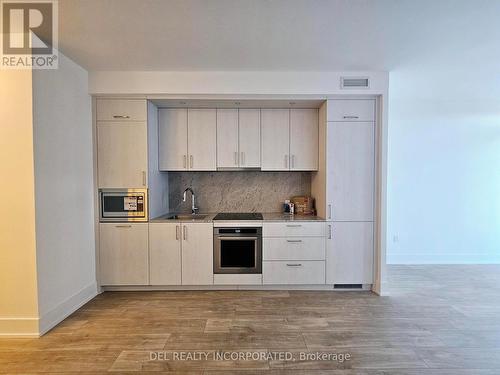 606 - 10 Inn On The Park Drive, Toronto, ON - Indoor Photo Showing Kitchen