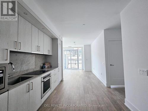 606 - 10 Inn On The Park Drive, Toronto, ON - Indoor Photo Showing Kitchen With Upgraded Kitchen