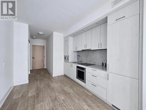 606 - 10 Inn On The Park Drive, Toronto, ON - Indoor Photo Showing Kitchen