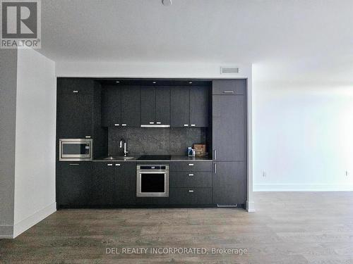 706 - 10 Inn On The Park Drive, Toronto, ON - Indoor Photo Showing Kitchen