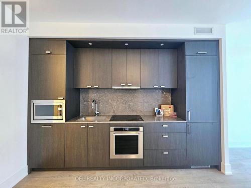 706 - 10 Inn On The Park Drive, Toronto, ON - Indoor Photo Showing Kitchen