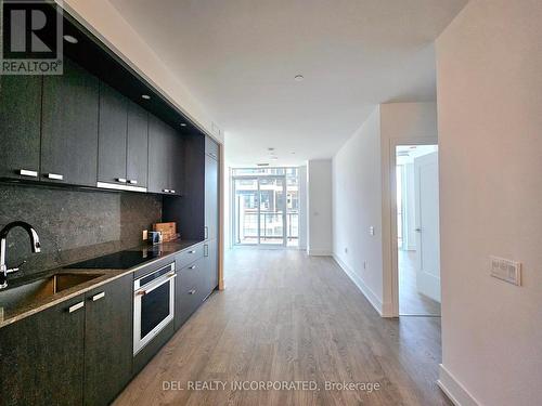 706 - 10 Inn On The Park Drive, Toronto, ON - Indoor Photo Showing Kitchen