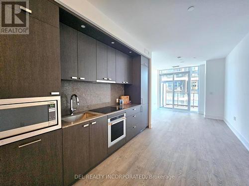 706 - 10 Inn On The Park Drive, Toronto, ON - Indoor Photo Showing Kitchen