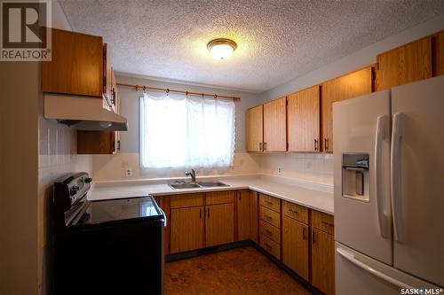 282 19Th Street, Battleford, SK - Indoor Photo Showing Kitchen With Double Sink