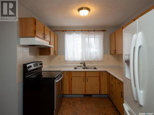 282 19Th Street, Battleford, SK - Indoor Photo Showing Kitchen With Double Sink