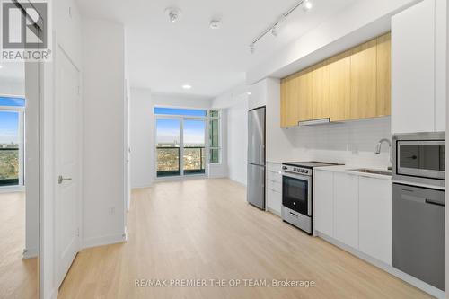 2109 - 30 Upper Mall Way, Vaughan, ON - Indoor Photo Showing Kitchen