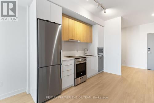 2109 - 30 Upper Mall Way, Vaughan, ON - Indoor Photo Showing Kitchen