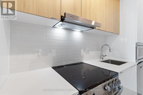 2109 - 30 Upper Mall Way, Vaughan, ON - Indoor Photo Showing Kitchen