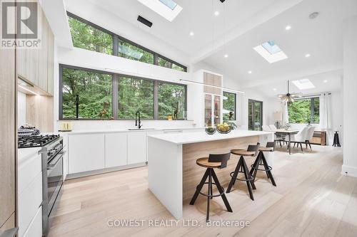 344 Dalewood Drive, Oakville, ON - Indoor Photo Showing Kitchen With Upgraded Kitchen