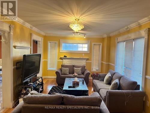 Main2Nd - 960 Knotty Pine Grove, Mississauga, ON - Indoor Photo Showing Living Room