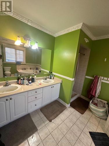 Main2Nd - 960 Knotty Pine Grove, Mississauga, ON - Indoor Photo Showing Bathroom