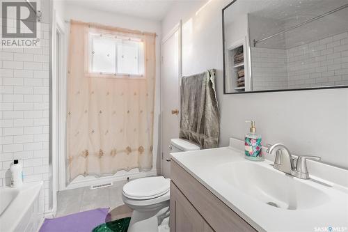 619 - 621 Lenore Drive, Saskatoon, SK - Indoor Photo Showing Bathroom