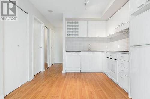 1806 131 Regiment Square, Vancouver, BC - Indoor Photo Showing Kitchen