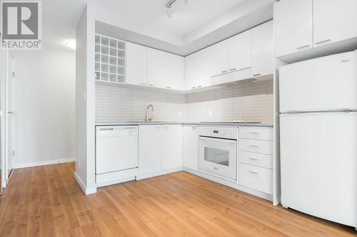 1806 131 Regiment Square, Vancouver, BC - Indoor Photo Showing Kitchen