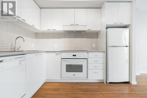 1806 131 Regiment Square, Vancouver, BC - Indoor Photo Showing Kitchen