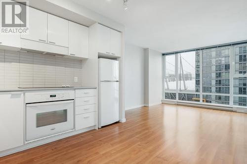 1806 131 Regiment Square, Vancouver, BC - Indoor Photo Showing Kitchen