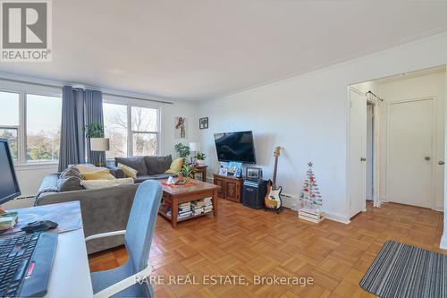 405 - 2052 Courtland Drive, Burlington, ON - Indoor Photo Showing Living Room