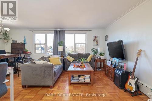 405 - 2052 Courtland Drive, Burlington, ON - Indoor Photo Showing Living Room