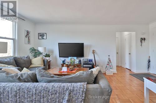 405 - 2052 Courtland Drive, Burlington, ON - Indoor Photo Showing Living Room