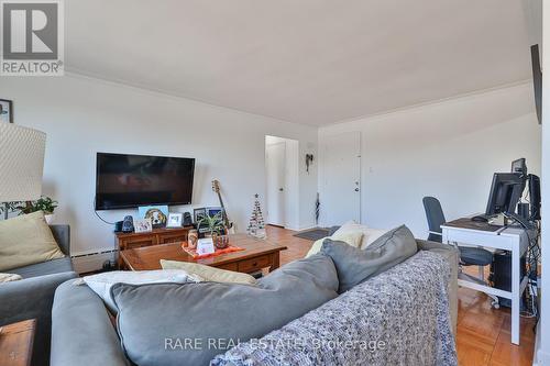 405 - 2052 Courtland Drive, Burlington, ON - Indoor Photo Showing Living Room