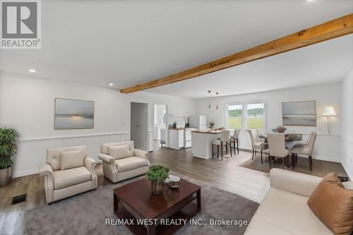 8642 Lander Road, Hamilton Township, ON - Indoor Photo Showing Living Room