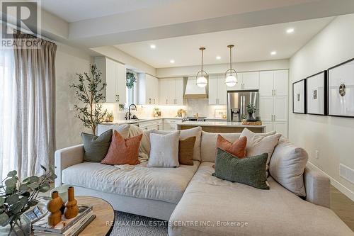 6865 Royal Magnolia Avenue, London, ON - Indoor Photo Showing Living Room