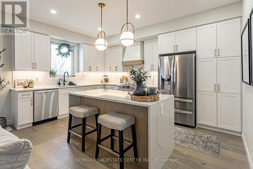 6865 Royal Magnolia Avenue, London, ON - Indoor Photo Showing Kitchen With Upgraded Kitchen