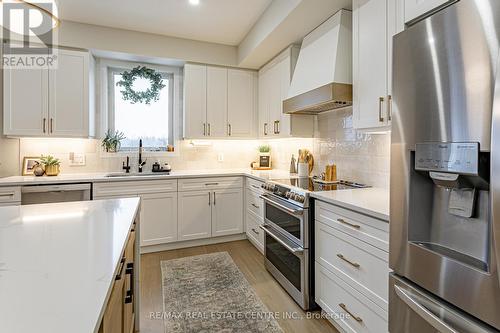 6865 Royal Magnolia Avenue, London, ON - Indoor Photo Showing Kitchen With Upgraded Kitchen