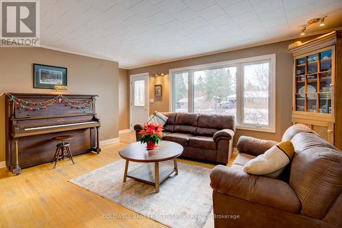 28 Sunset Boulevard, Perth, ON - Indoor Photo Showing Living Room