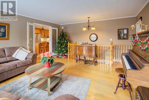 28 Sunset Boulevard, Perth, ON - Indoor Photo Showing Living Room