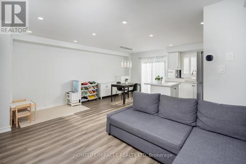 220 Kelso Crescent, Vaughan, ON - Indoor Photo Showing Living Room