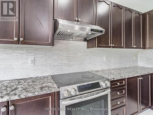 24 Bonnieglen Farm Boulevard, Caledon, ON - Indoor Photo Showing Kitchen With Upgraded Kitchen