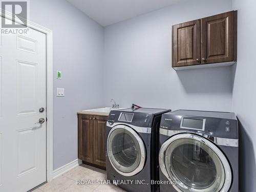 24 Bonnieglen Farm Boulevard, Caledon, ON - Indoor Photo Showing Laundry Room