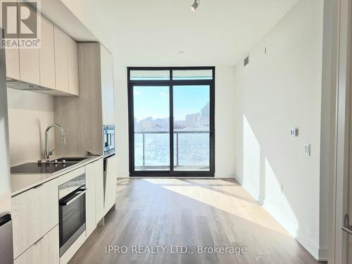 426 - 86 Dundas Street E, Mississauga, ON - Indoor Photo Showing Kitchen