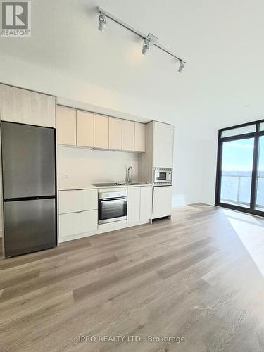 426 - 86 Dundas Street E, Mississauga, ON - Indoor Photo Showing Kitchen