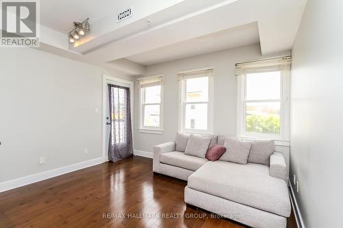 B307 - 124 Guigues Avenue, Ottawa, ON - Indoor Photo Showing Living Room