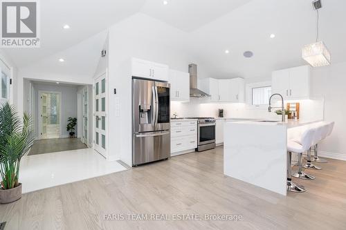 1135 Poplar Drive, Innisfil, ON - Indoor Photo Showing Kitchen With Upgraded Kitchen