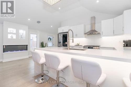 1135 Poplar Drive, Innisfil, ON - Indoor Photo Showing Kitchen With Upgraded Kitchen