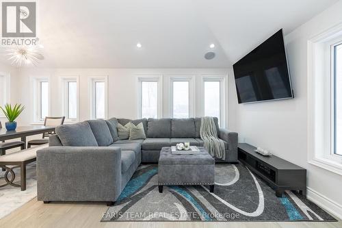 1135 Poplar Drive, Innisfil, ON - Indoor Photo Showing Living Room