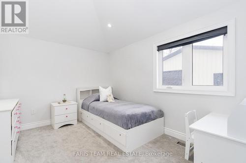 1135 Poplar Drive, Innisfil, ON - Indoor Photo Showing Bedroom