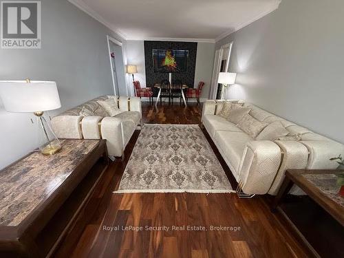 901 - 360 Ridelle Avenue, Toronto, ON - Indoor Photo Showing Living Room