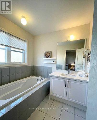 104 Roy Grove Way, Markham, ON - Indoor Photo Showing Bathroom