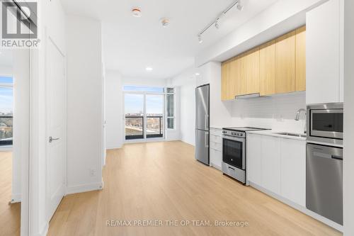 909 - 30 Upper Mall Way, Vaughan, ON - Indoor Photo Showing Kitchen